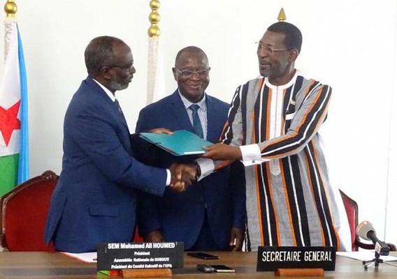 Cérémonie de passation de charges entre  l'Honorable Mohamed Ali HOUMED, Président de l'Assemblée Nationale de Djibouti, Président sortant, et l'Honorable Mabel CHINOMONA, ¨Présidente du Sénat du Zimbabwe