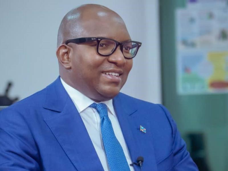 president-of-the-executive-committee-visits-apu-headquarters