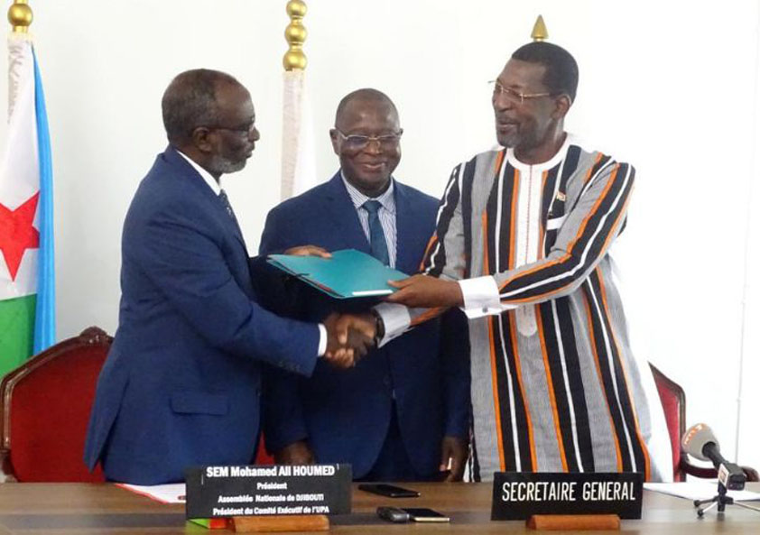 ceremonie-de-passation-de-charges-entre-l-honorable-mohamed-ali-houmed-president-de-l-assemblee-nationale-de-djibouti-president-sortant-et-l-honorable-mabel-chinomona-presidente-du-senat-du-zimbabwe