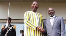 Poignée de mains entre SEM Ali Mohamed Houmed, Président de  l'Assemblée Nationale de Djibouti et SEM Alassane Bala Sakandé, Président de  l'Assemblée Nationale du Burkina Faso