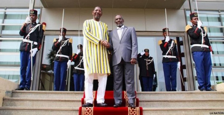Poignée de mains entre SEM Ali Mohamed Houmed, Président de  l'Assemblée Nationale de Djibouti et SEM Alassane Bala Sakandé, Président de  l'Assemblée Nationale du Burkina Faso